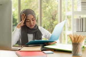 arabische Geschäftsfrau mit Hijab arbeitet im Büro foto