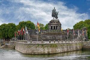 Koblenz, Deutschland, 2023, Deutsche Ecke mit das Pferdesport Statue von Wilhelm ich, zuerst Deutsche Kaiser, Koblenz, Rheinland Pfalz, Deutschland foto