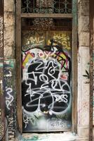 Athen, Griechenland, Dezember 15 2023 bunt aber rechtswidrig Graffiti verputzt auf Wände und Stadt Gebäude im Athen foto