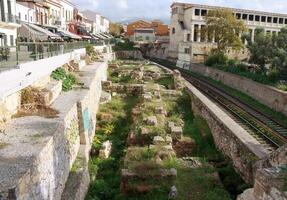 Zug Spuren Das Lauf neben das uralt Agora im Athen, Griechenland foto