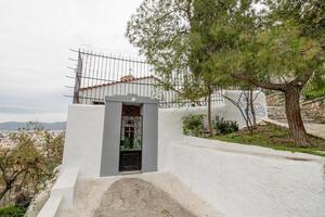 klein wenig griechisch orthodox Kirche auf das Pisten von das Akropolis foto