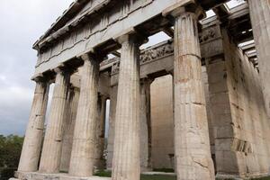 Seite Aussicht von das Tempel von hephaistos gelegen Innerhalb das uralt Agora im Athen, Griechenland foto