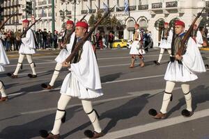 Athen, Griechenland, Dezember 24 2023 Soldat von das Präsidentschaftswahl bewachen marschieren zu das Parlament zum das zeremoniell Ändern von das bewachen von das Grab von das Unbekannt Soldat foto