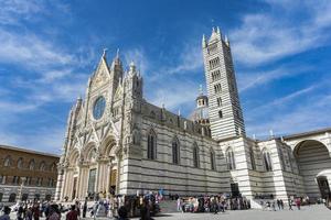 Siena, Italien, 8. April 2018 - Unbekannte Personen vor der Kathedrale von Siena, Italien. Es ist eine mittelalterliche römisch-katholische Marienkirche, die jetzt der Himmelfahrt Mariens gewidmet ist.
