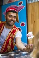Istanbul, Türkei, 15. Juni 2019 - Unbekannter Verkäufer von türkischem Eis in Istanbul, Türkei. Traditionelles türkisches Eis wurde mit Salep hergestellt, das aus Orchideenblüten hergestellt wird.