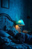 ai generiert älter Mann Schlafen bequem Nächster zu Blau Lampe im Bett - - erholsam Gelassenheit, Schlafen Tag Konzept foto