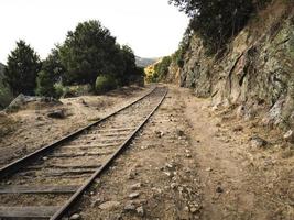 verlassene Bahngleise durch die Berge foto