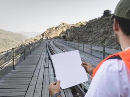 Mockup-Mann sucht Karte in der vorderen Brücke foto