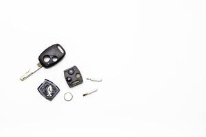 Auto Schlüssel Veränderung Batterien und Reparatur Konzept auf Weiß Fußboden Hintergrund mit Schraubendreher und Zange foto