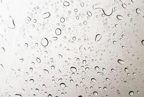 klar Regen Tropfen auf das Glas Auto zum Textur und Hintergrund foto