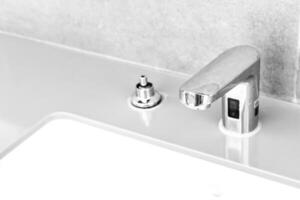 Nahaufnahme alter Edelstahl-Chromhahn Badezimmer und Staub auf der Oberfläche nicht reinigen und Sensor für automatisches Öffnen und Schließen der Wasserzufuhr foto