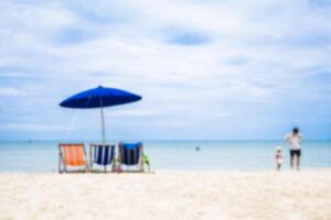 verwischen Foto Konzept von Sommer- Meer Aussicht Sand Strand mit Strand Stuhl Regenschirm Blau Himmel und Natur Aussicht beim hua hin Thailand