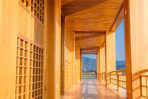 hölzern Haus und Seite Tür und Berg Aussicht Holz Säule japanisch Stil Haus Design das Tür Das sieht aus mögen ein Linie von Sicht foto