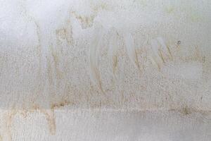 Nahaufnahme von Asphaltflecken auf der Karosserie und Flecken auf der Lackoberfläche der Karosserie foto