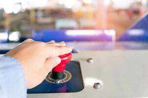 Hand ein Mann drücken Taste Notfall Schalter von elektrisch Gabelstapler im verwischen Fabrik Hintergrund foto