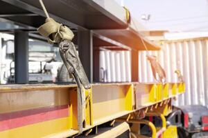 Ratsche Gurt zum Befestigung Produkte zu verhindern fallen auf das LKW mit Transport Arbeit foto