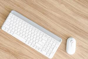 Weiß Tastatur und Maus Computer auf das Licht braun Holz foto