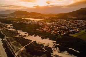 Küste mit Dünen und Campeche Stadt, Dorf mit Sonnenuntergang im florianopolis foto