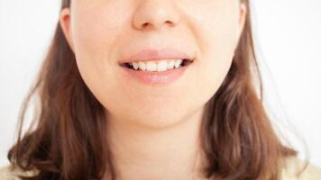 Frau lächelt, Weiß Zähne nach Bürsten foto