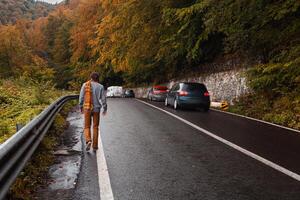 einsam einer Mann auf Straße, Konzept von Einsamkeit, Depression, Nachdenklichkeit. Herbst, Berge, schön Hintergrund. Abstraktion Pfad zu man selbst, Gefühl von Seele, Missverständnis foto