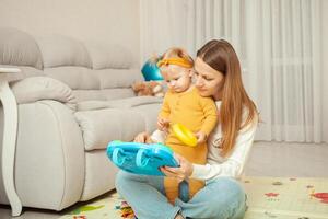 Mutter und Tochter abspielen zusammen, lernen, Zuhause Zimmer, Spaß, Liebe und Pflege. ein einer Jahr alt Mädchen. normal. foto