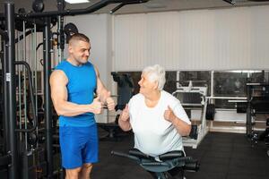 ein Alten Rentner Theaterstücke Sport im das Fitnessstudio foto