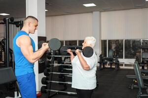 ein Alten Rentner Theaterstücke Sport im das Fitnessstudio foto