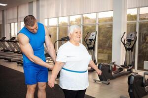 ein Alten Rentner Theaterstücke Sport im das Fitnessstudio foto