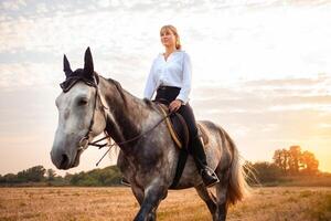 Frau liebt ein Pferd. Liebe und Freundschaft zum das Tier, Pflege foto