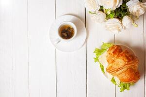 Minimalismus, Essen auf ein Hintergrund. leeren Text Raum, mocap. Croissant mit Käse, Würstchen foto