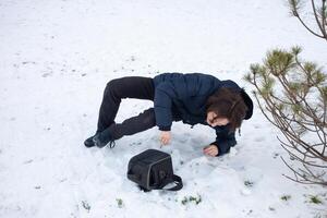 ein Mann Stürze im das Schnee. das Mann rutschte aus und war verletzt. fallen auf Eis. Winter. Fraktur, Prellung, Luxation. foto