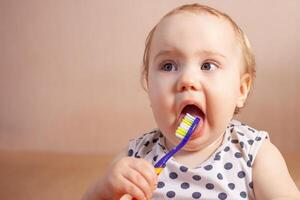 Zahnhygiene. glückliches kleines Mädchen, das ihre Zähne putzt foto