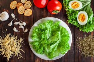 Anleitung zum das Vorbereitung von Caesar Salat. foto