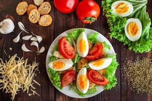 Anleitung zum das Vorbereitung von Caesar Salat. foto