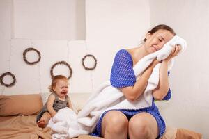 Mama stellt sich vor ein Süss Traum ohne ein Baby. das Baby Geschrei. das Frau will zu Schlaf und nehmen ein brechen von das Baby. Träume von sich ausruhen von ihr Tochter. foto