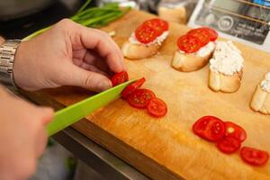 Bruschetta mit Tomaten, Philadelphia Käse, Wurst, Dill und Olive Öl. foto