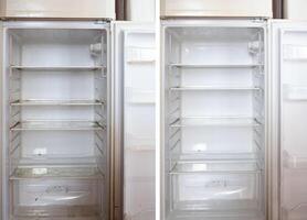 Collage. sauber und schmutzig Kühlschrank. Weiß Plastik Kühlschrank foto