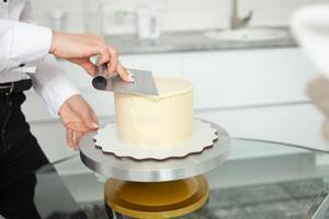 Konditor Abende aus Kuchen, Abdeckungen mit Weiß Schokolade. Zuhause Produktion, Geschäft, Unternehmer, Hobby. köstlich Süßigkeiten und Gebäck. foto