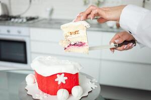 Konditor Schnitt Kuchen, Zuhause Produktion, ungewöhnlich Füllungen, Hobbys, Geschäft Backen und Verkauf Süßigkeiten. Weiß Küche Innen- foto