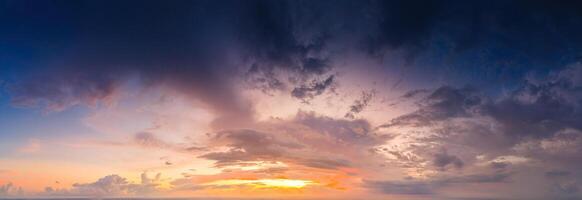 schön Aussicht von Himmel mit Wolken beim Sonnenaufgang. teilweise wolkig. bunt Sonnenuntergang. natürlich Himmel Hintergrund Textur, schön Farbe. foto