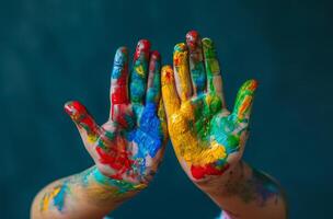 ai generiert Gemälde Kinder Hände mit Farben foto