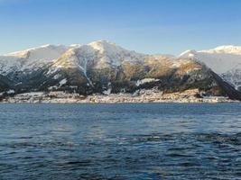 winterlandschaft fjord sonnenaufgang sonnenuntergang, norwegen. Fähre Vangsnes nach Balestrand.