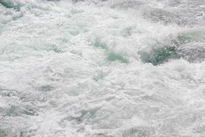 Türkisfarbenes Wasser im Fluss in Undredal Aurlandsfjord Sognefjord Norwegen. foto