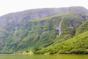 Wasserfall im Aurlandsfjord Aurland Sognefjord in Norwegen.