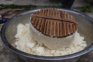Der Herstellungsprozess von traditionellen chinesischen Snacks, Reisstreifen, ist eine Delikatesse aus Reis foto