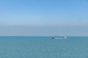 das Meer unter blauem Himmel, das Schiff am Dock oder das Meer foto