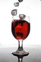 planschen Cocktail in ein Wein Glas foto