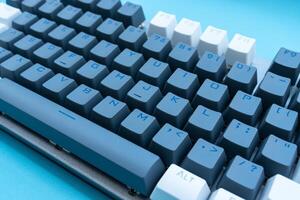 mechanisch Tastatur isoliert auf Blau Hintergrund. nach etwas bearbeitet. foto