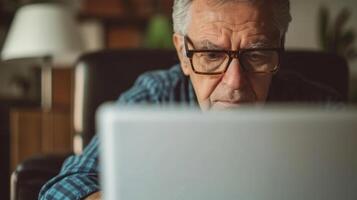 ai generiert generativ ai, Senior Mann Arbeiten mit ein Laptop Computer beim das Tisch, tragen Gläser, Lernen zu verwenden ein Computer foto