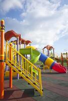 bunt Spielplatz zum Kinder foto